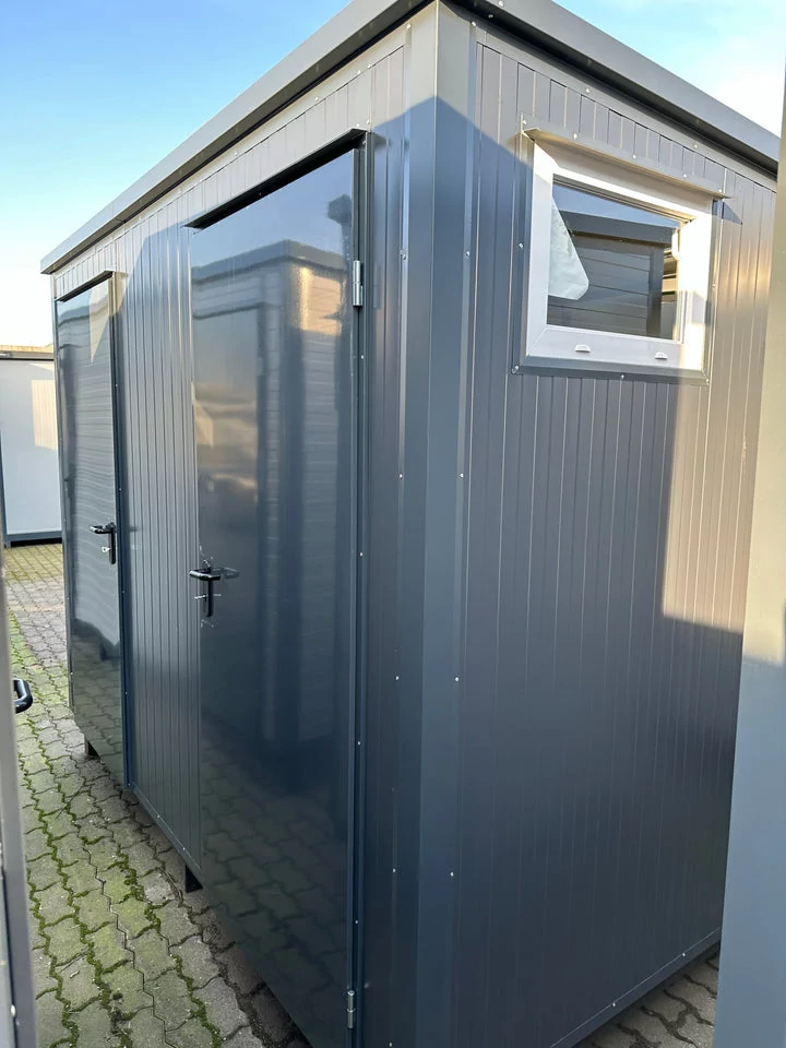 Contentor Sanitário Duplo 3,00 × 2,00 m com 2 Sanitas, Urinóis e Água Quente