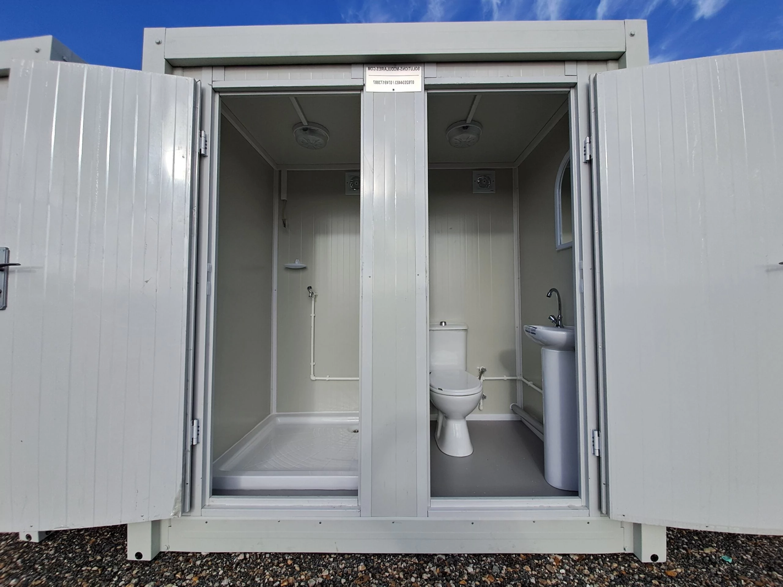 Módulo Sanitário Portátil Conectável: WC + Lavatório + Cabina de Duche (2,30 × 1,35 m)