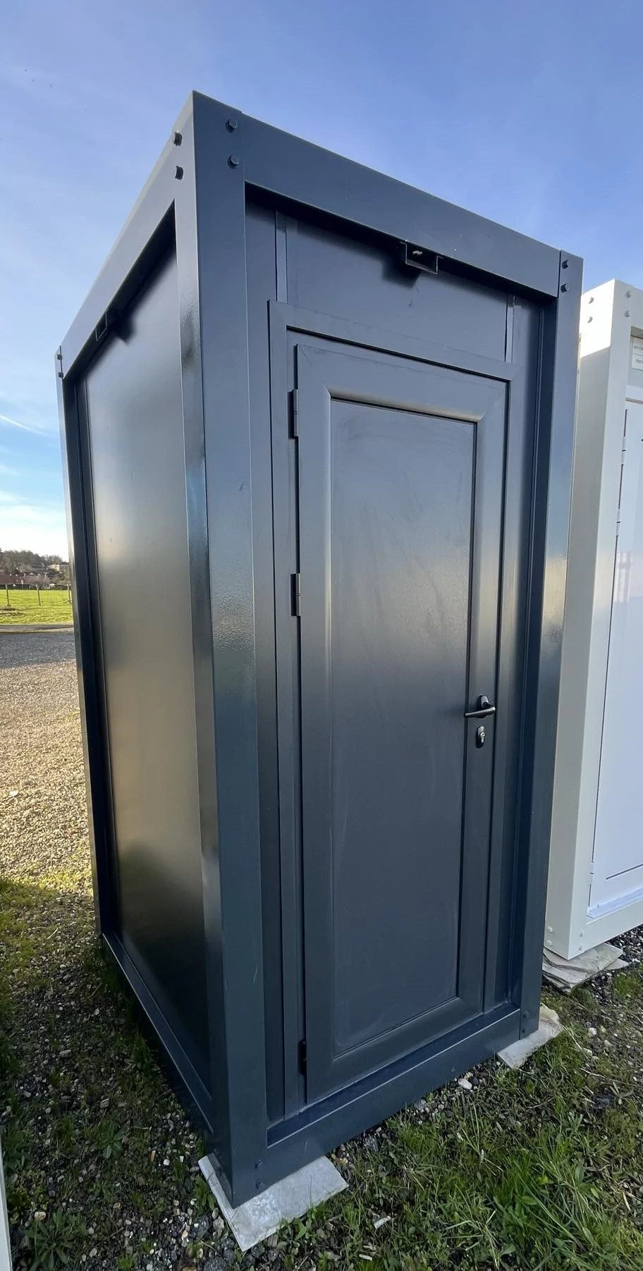 Módulo Sanitário Portátil WC Simples 1,20 × 1,20 m - Cinza RAL 7016